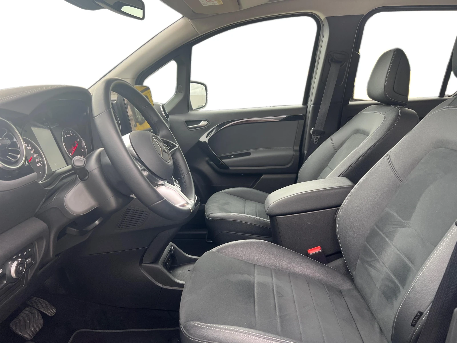 Mercedes-Benz T-класа 180d, снимка 8 - Автомобили и джипове - 54465482