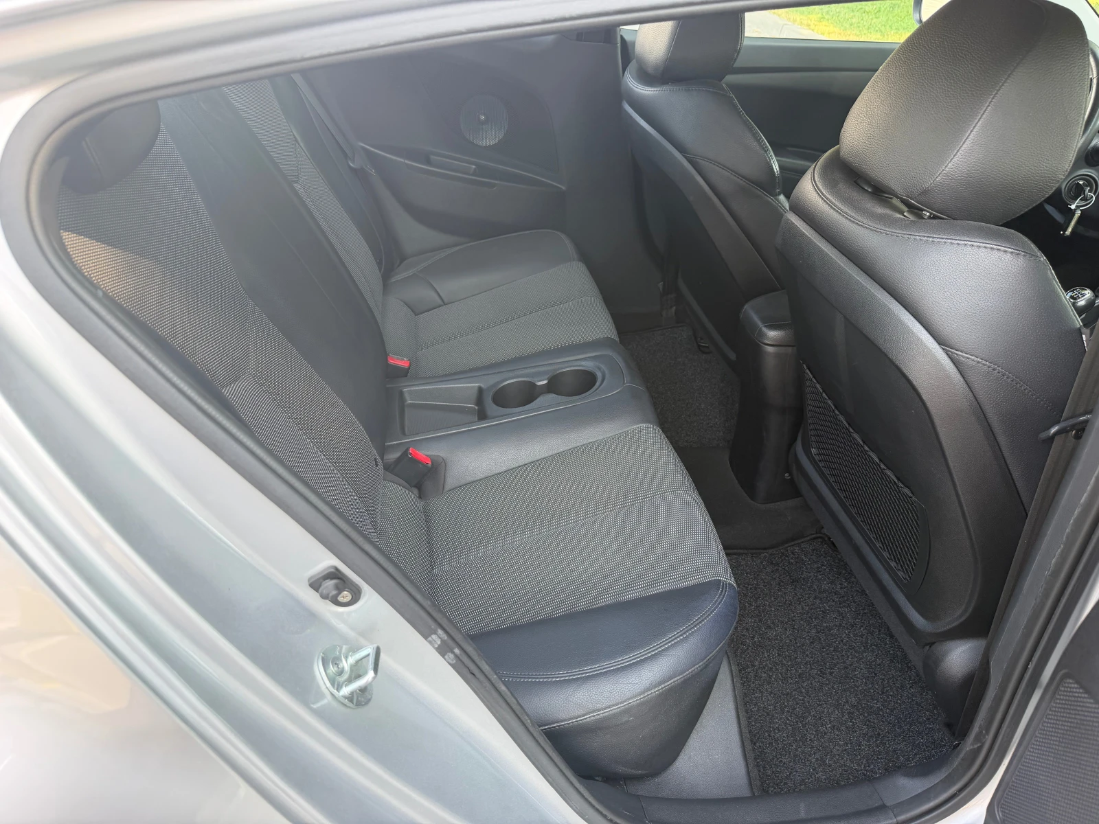 Hyundai Veloster  ШВЕЙЦАРИЯ, снимка 12 - Автомобили и джипове - 55797316