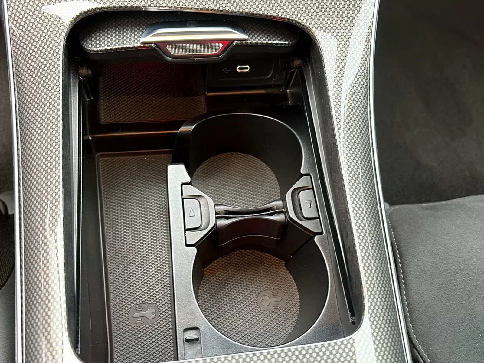Mercedes-Benz C 300 e / AMG / PLUG-IN / CAMERA / CARBON /, снимка 8 - Автомобили и джипове - 55818142