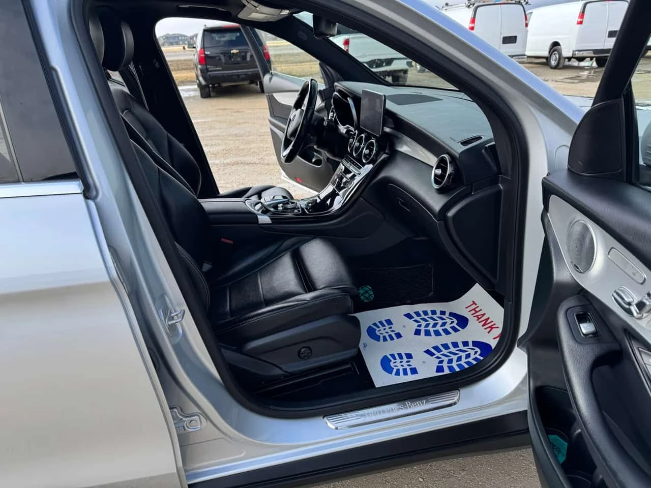 Mercedes-Benz GLC 300 4MATIC | CARFAX | АВТОКРЕДИТ БЕЗ ПЪРВОНАЧАЛНА, снимка 17 - Автомобили и джипове - 55546852