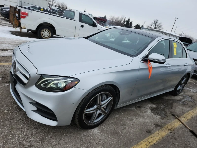 Mercedes-Benz E 300 * CARFAX /DISTRONIC/PANO/