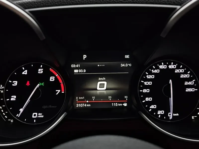 Alfa Romeo Giulia 2.0, снимка 8 - Автомобили и джипове - 55704426