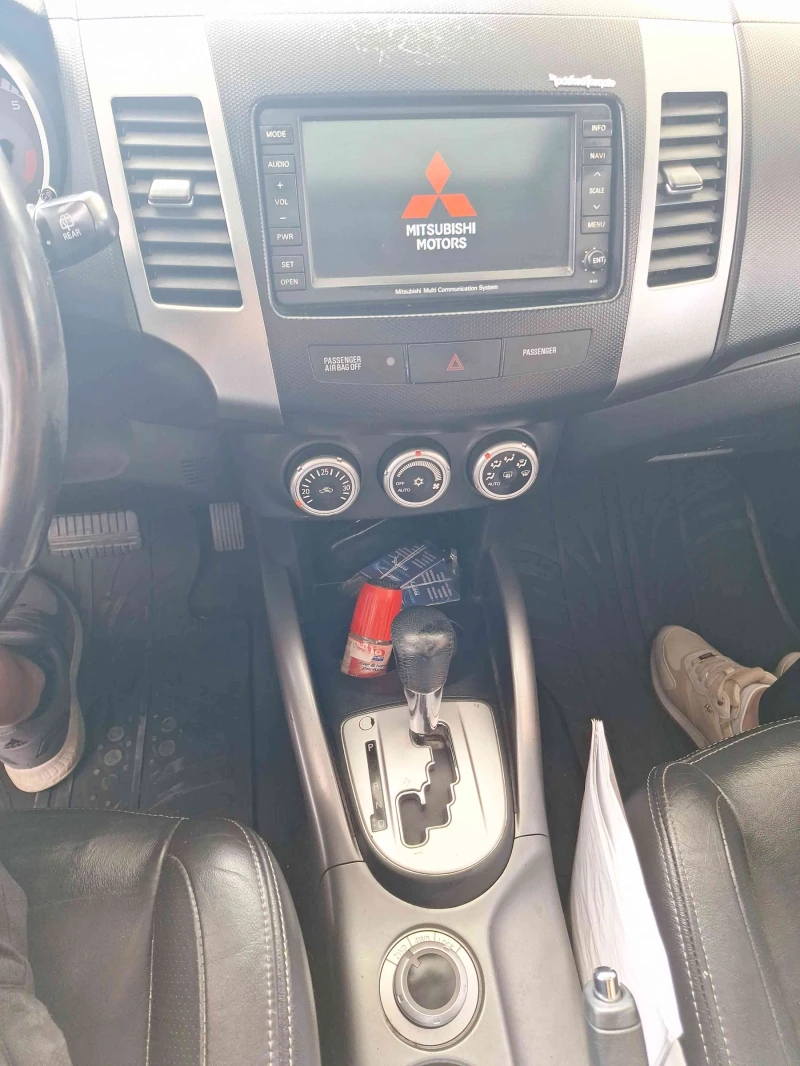 Mitsubishi Outlander 3.0 V6 , снимка 12 - Автомобили и джипове - 48221724