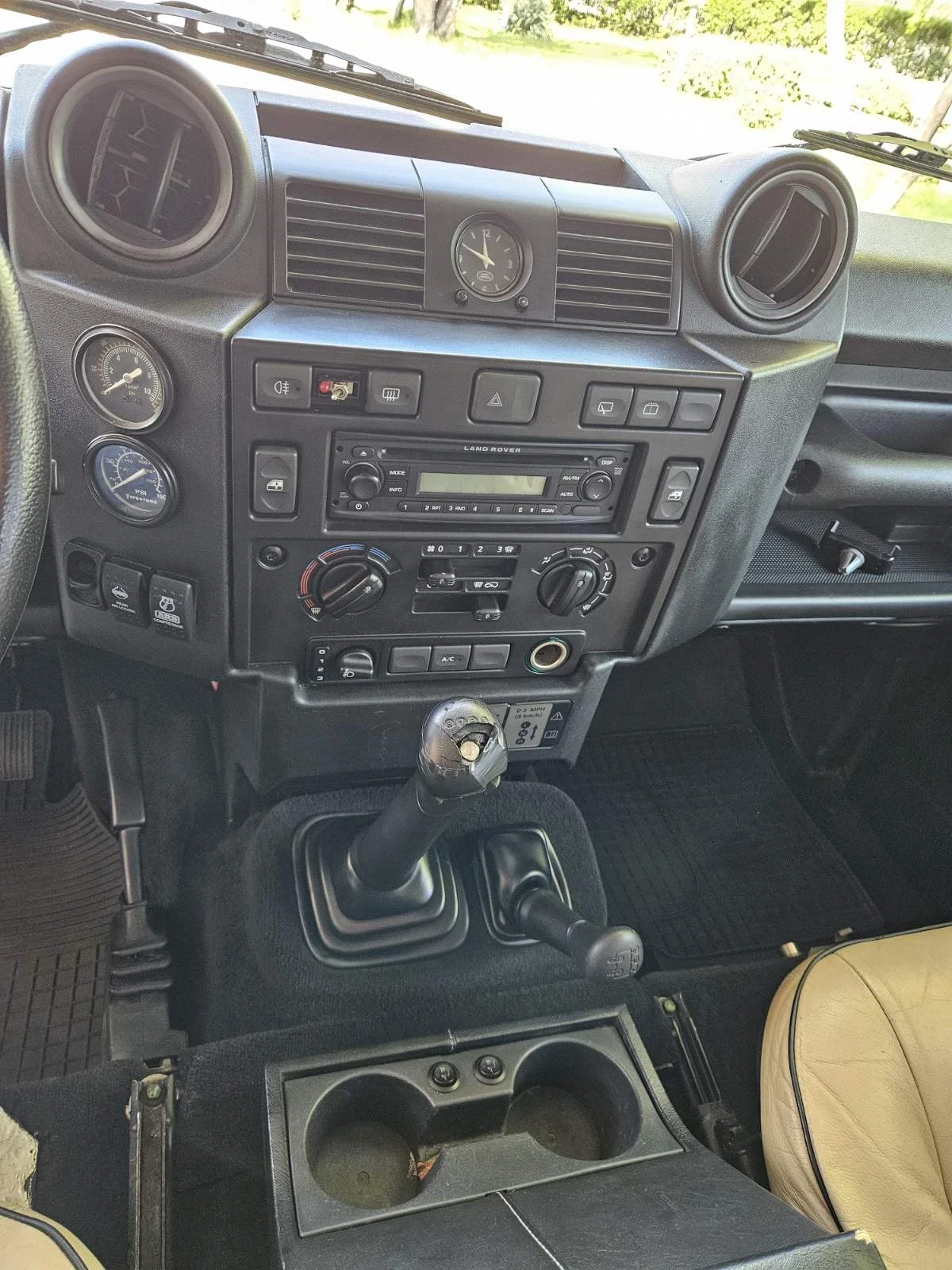 Land Rover Defender  - изображение 7