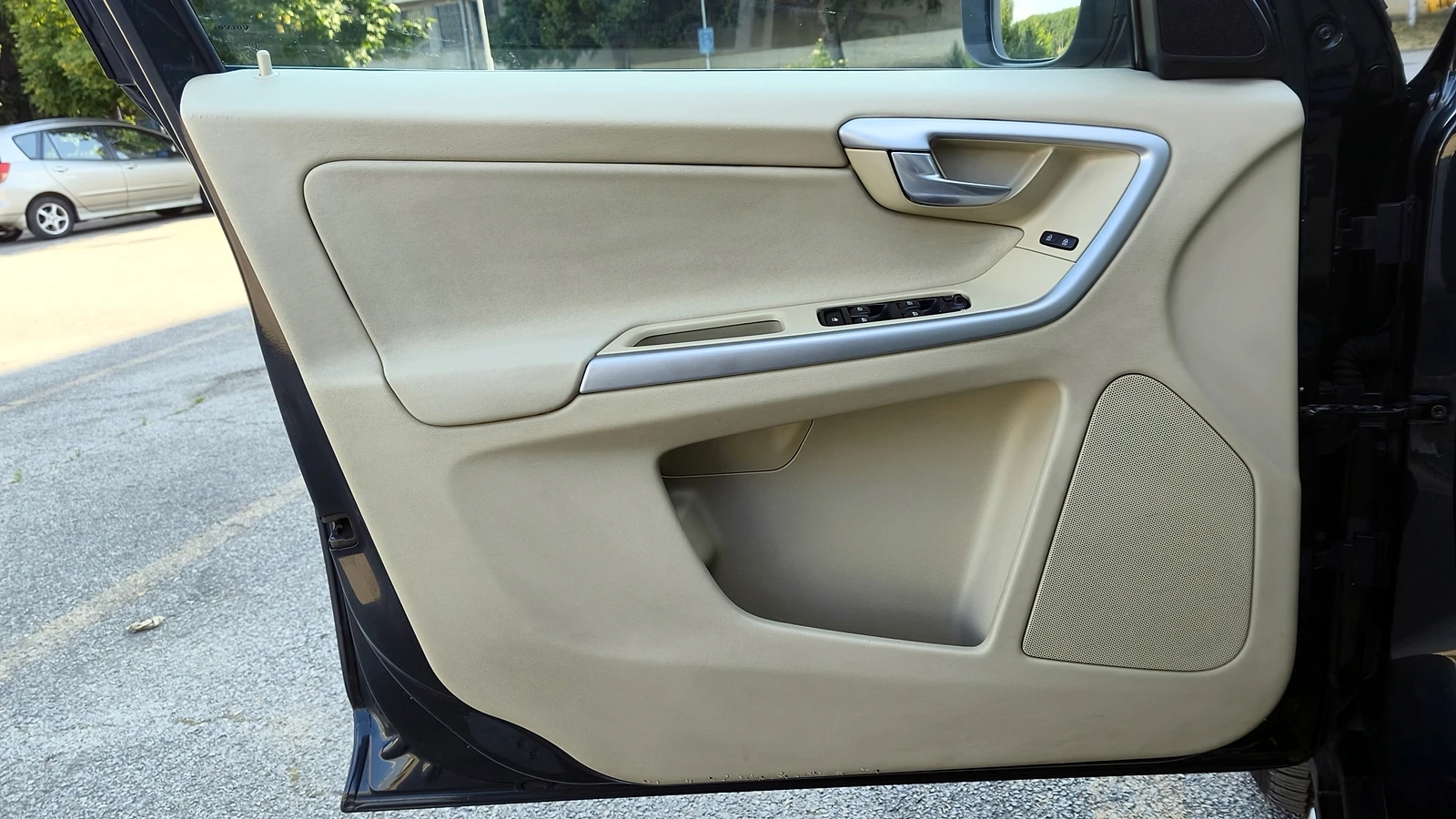 Volvo XC60 2.4 D5 AWD Aut., снимка 14 - Автомобили и джипове - 55085820