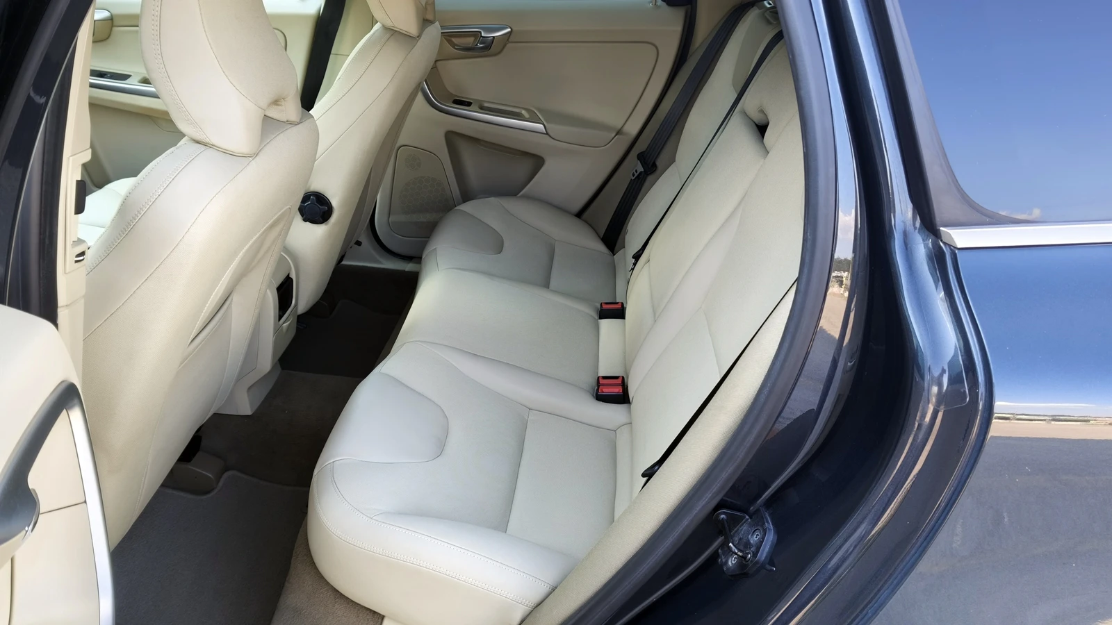 Volvo XC60 2.4 D5 AWD Aut., снимка 16 - Автомобили и джипове - 55085820