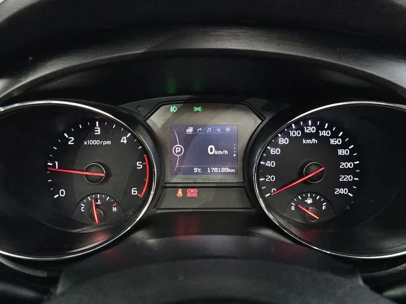 Kia Carnival 9-SEATER LUXURY, снимка 8 - Автомобили и джипове - 55259964