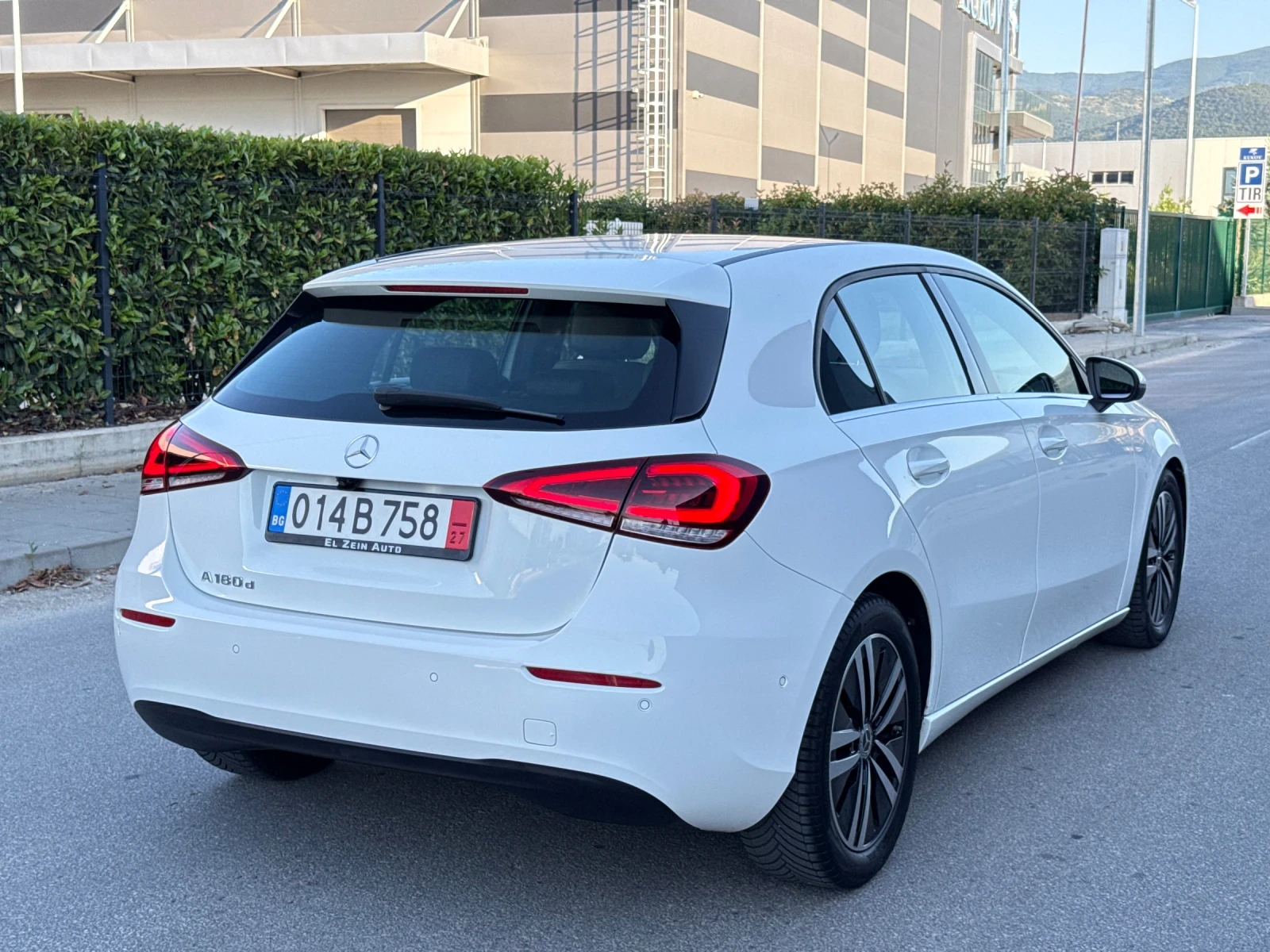 Mercedes-Benz A 180 DIGITAL-Widescreen/LED/DISTRONIC/ПЪЛ.СЕРВ.ИСТОРИЯ - изображение 3
