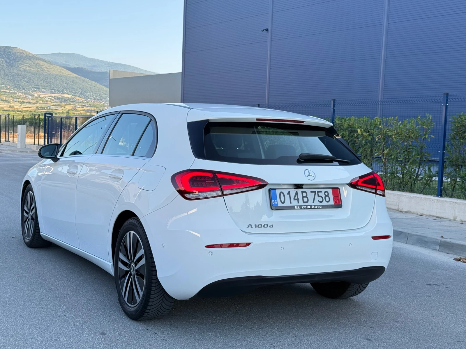 Mercedes-Benz A 180 DIGITAL-Widescreen/LED/DISTRONIC/ПЪЛ.СЕРВ.ИСТОРИЯ - изображение 4