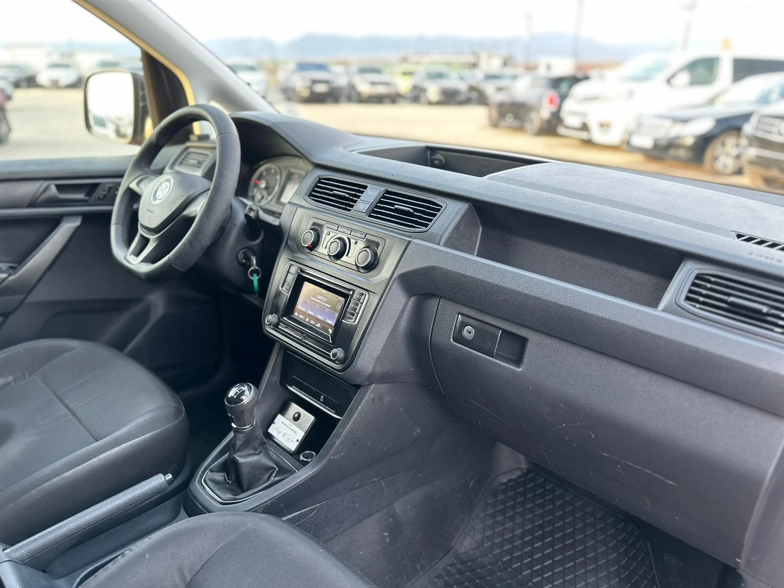 VW Caddy / 2.0TDI / 4X4 / TOP /, снимка 16 - Автомобили и джипове - 53897609