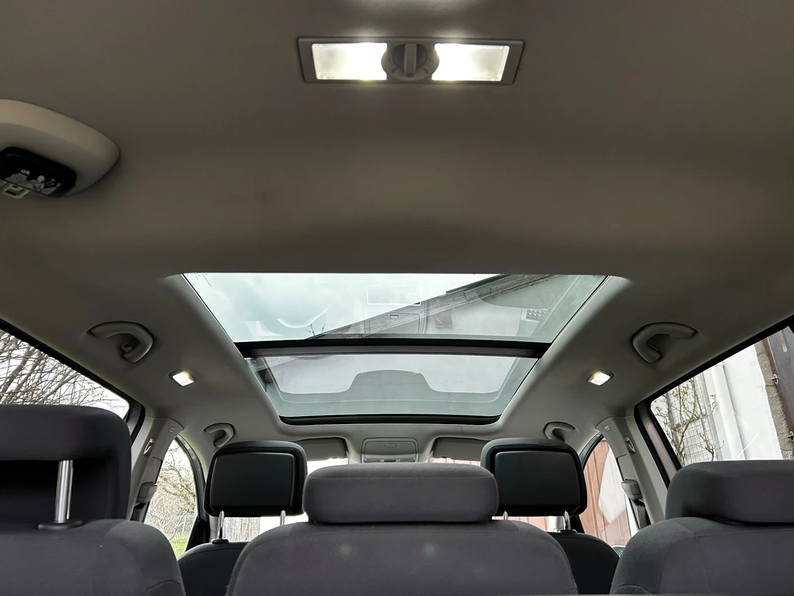 VW Touran 2.0 TDI, снимка 12 - Автомобили и джипове - 53927080