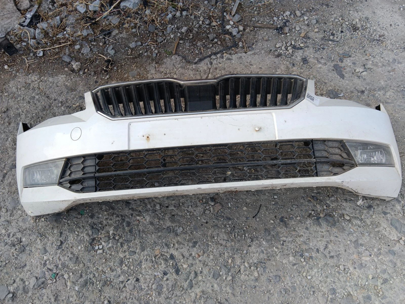 броня предна бяла  Skoda Superb