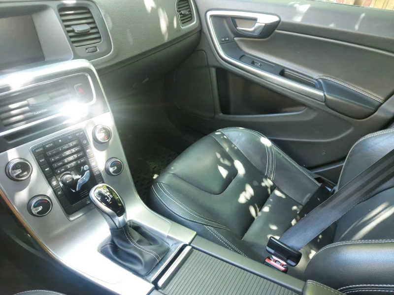 Volvo V60 D3, снимка 3 - Автомобили и джипове - 52383333