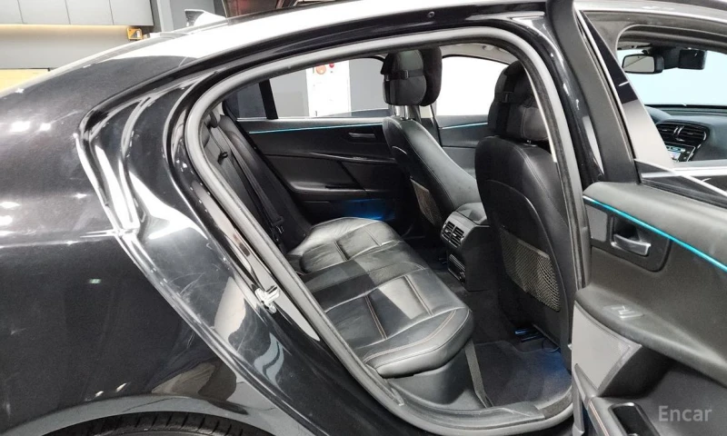 Jaguar XE, снимка 12 - Автомобили и джипове - 53457158