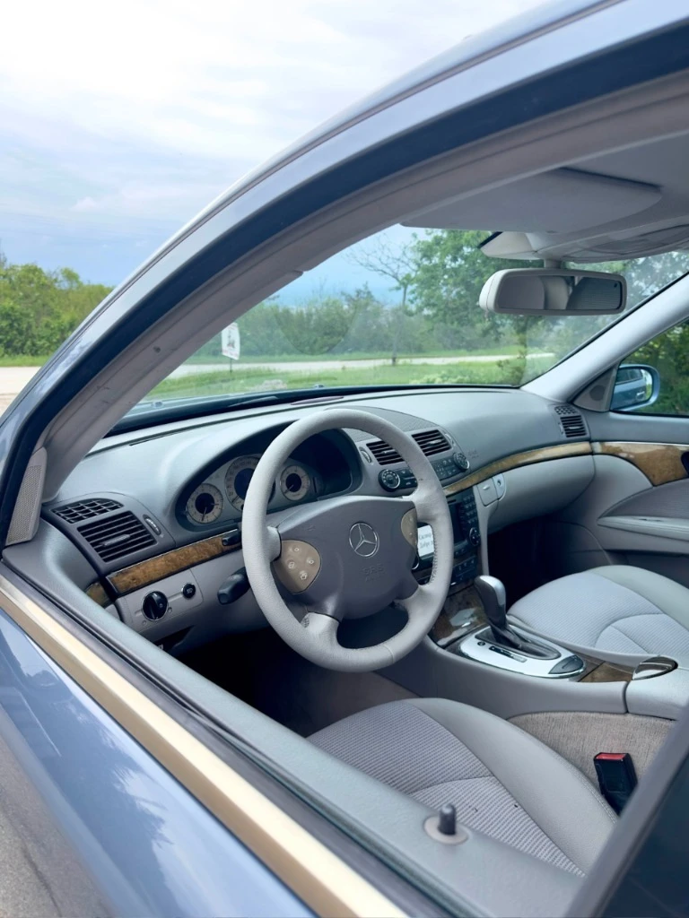 Mercedes-Benz E 220, снимка 4 - Автомобили и джипове - 53296976