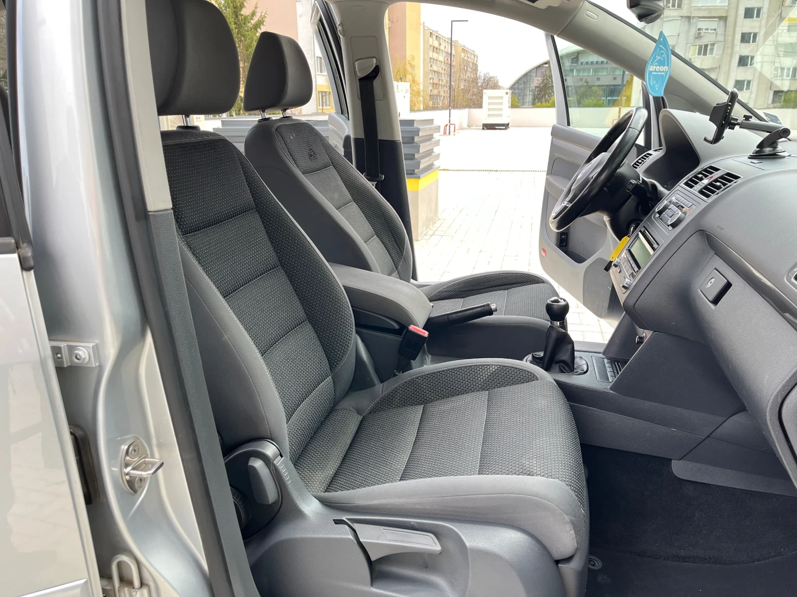 VW Touran 2.0TDI/COMONN/RAYL, снимка 15 - Автомобили и джипове - 54176612