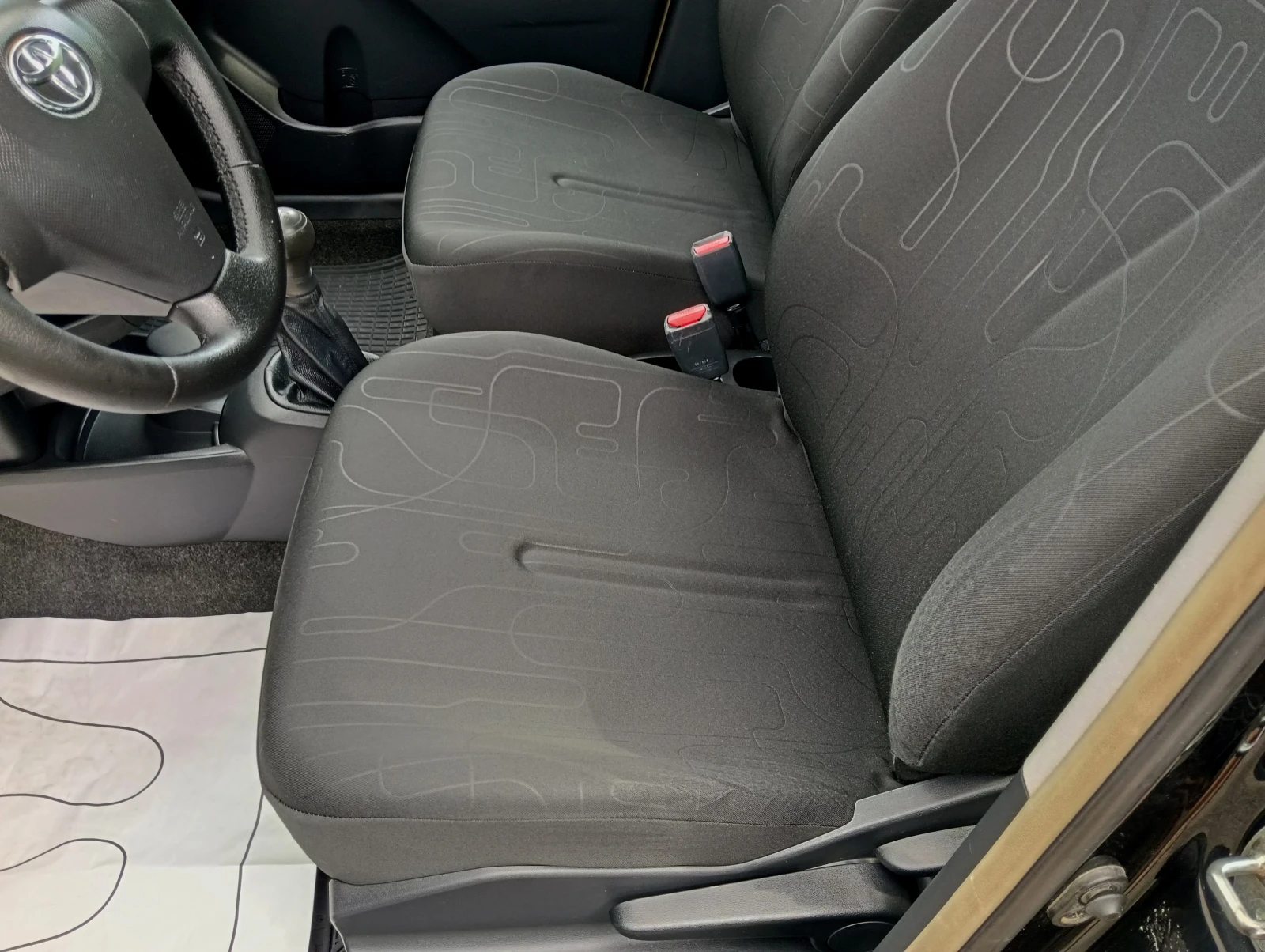 Toyota Yaris 1.0i, снимка 9 - Автомобили и джипове - 55364102
