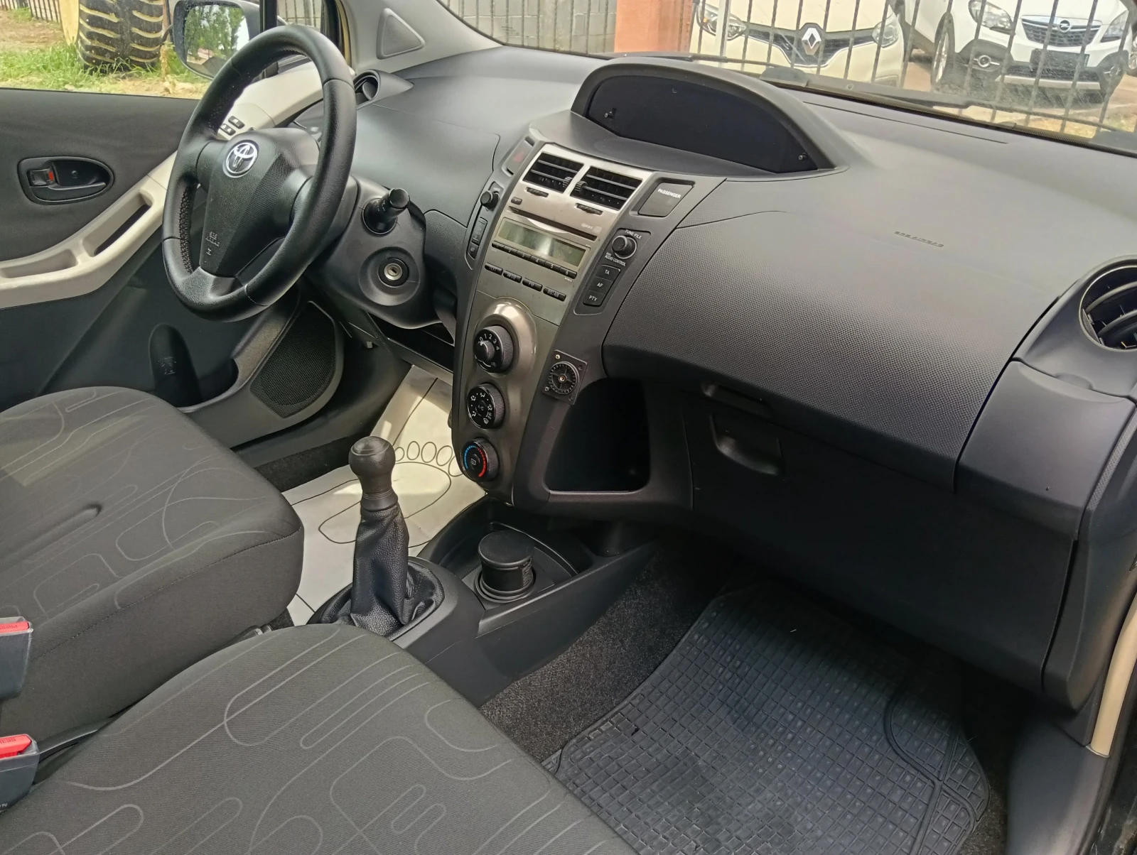 Toyota Yaris 1.0i, снимка 11 - Автомобили и джипове - 55364102