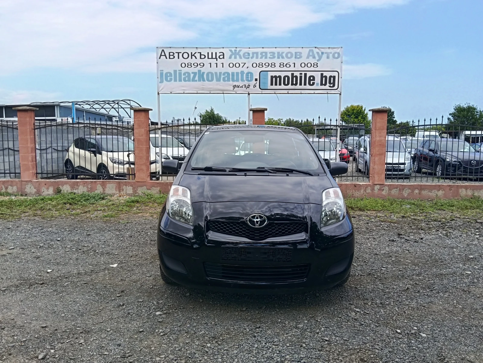 Toyota Yaris 1.0i, снимка 2 - Автомобили и джипове - 55364102