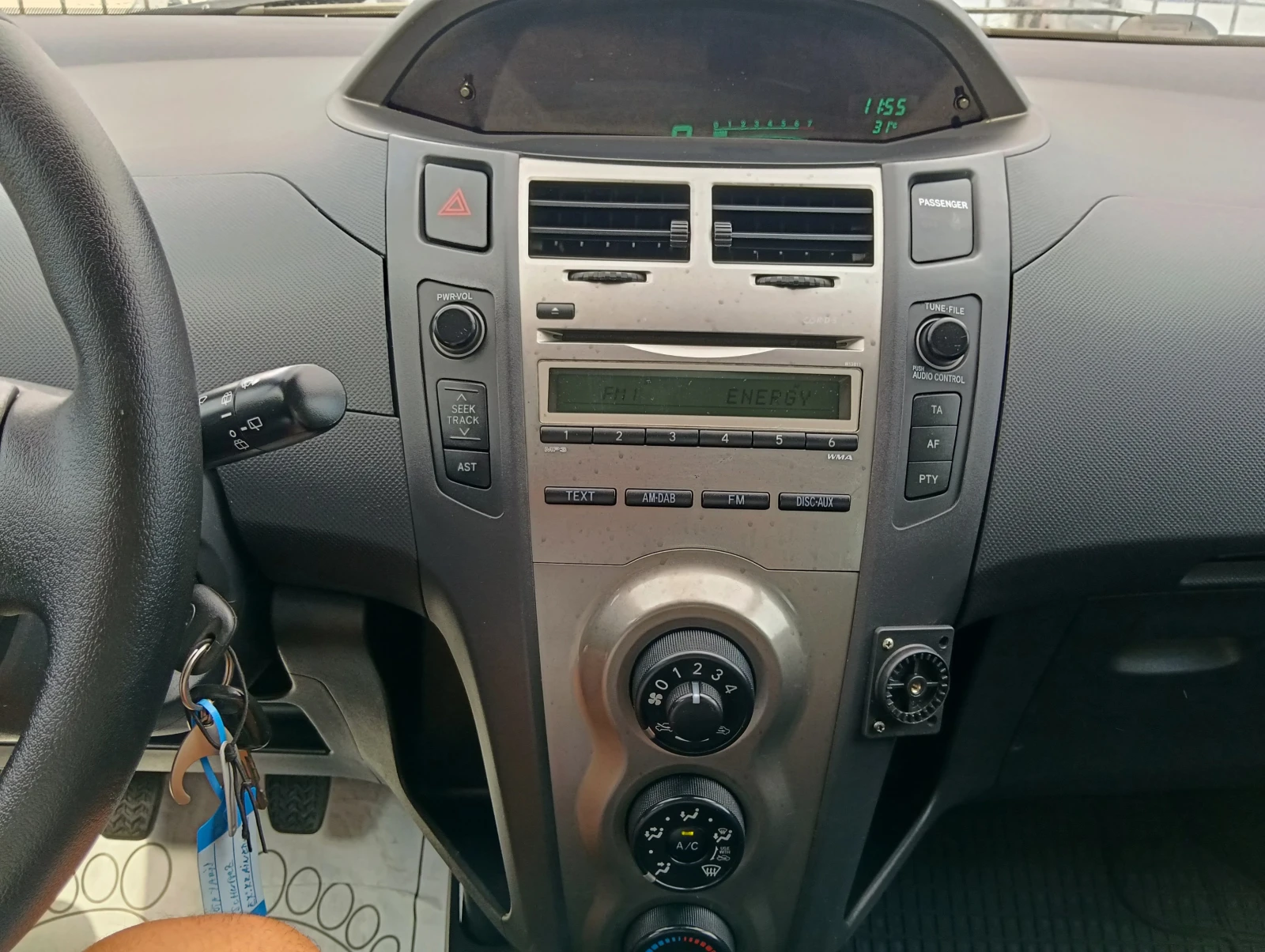 Toyota Yaris 1.0i, снимка 12 - Автомобили и джипове - 55364102