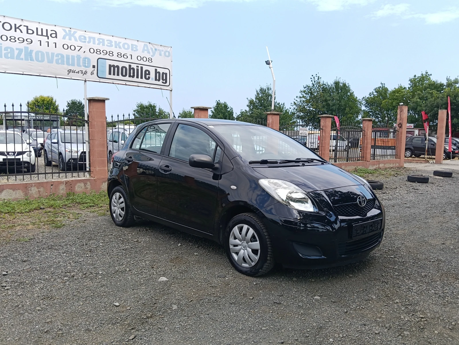 Toyota Yaris 1.0i, снимка 3 - Автомобили и джипове - 55364102
