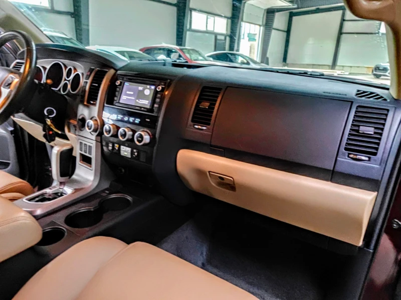 Toyota Sequoia 5.7 Limited, снимка 12 - Автомобили и джипове - 53028035