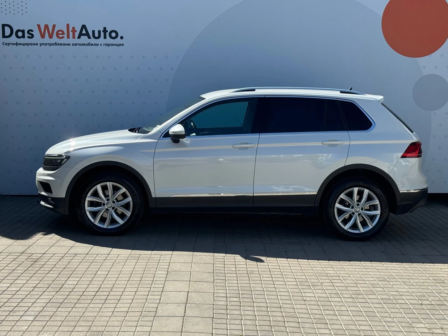 VW Tiguan Highline 2.0TDI 4MOTION BMT, снимка 2 - Автомобили и джипове - 53343039
