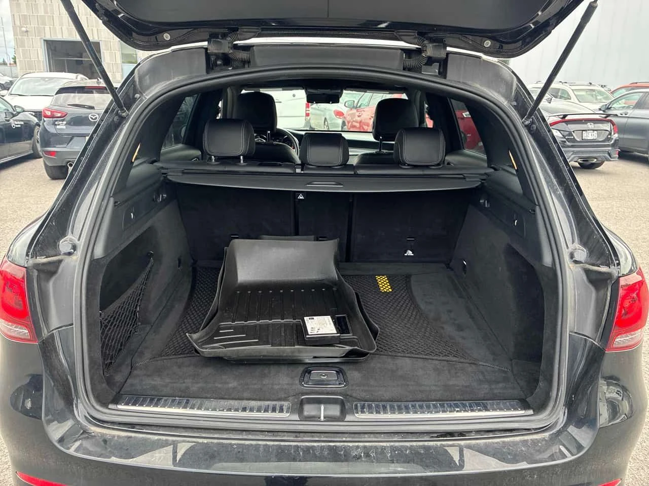 Mercedes-Benz GLC 300 4MATIC/ПАНОРАМА/ПРЕДСТАВИТЕЛСТВО НА MERCEDES, снимка 12 - Автомобили и джипове - 55069040