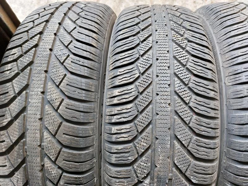 Гуми Зимни 215/65R17, снимка 2 - Гуми и джанти - 36675725