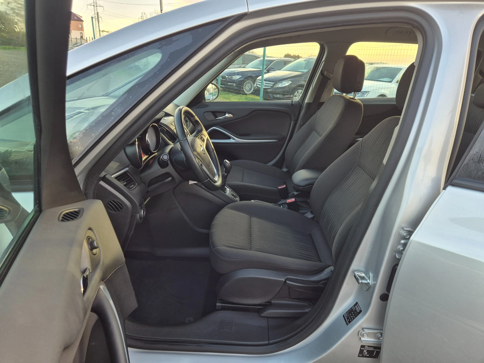 Opel Zafira Tourer 2.0CDTI 7 места, снимка 13 - Автомобили и джипове - 52475772