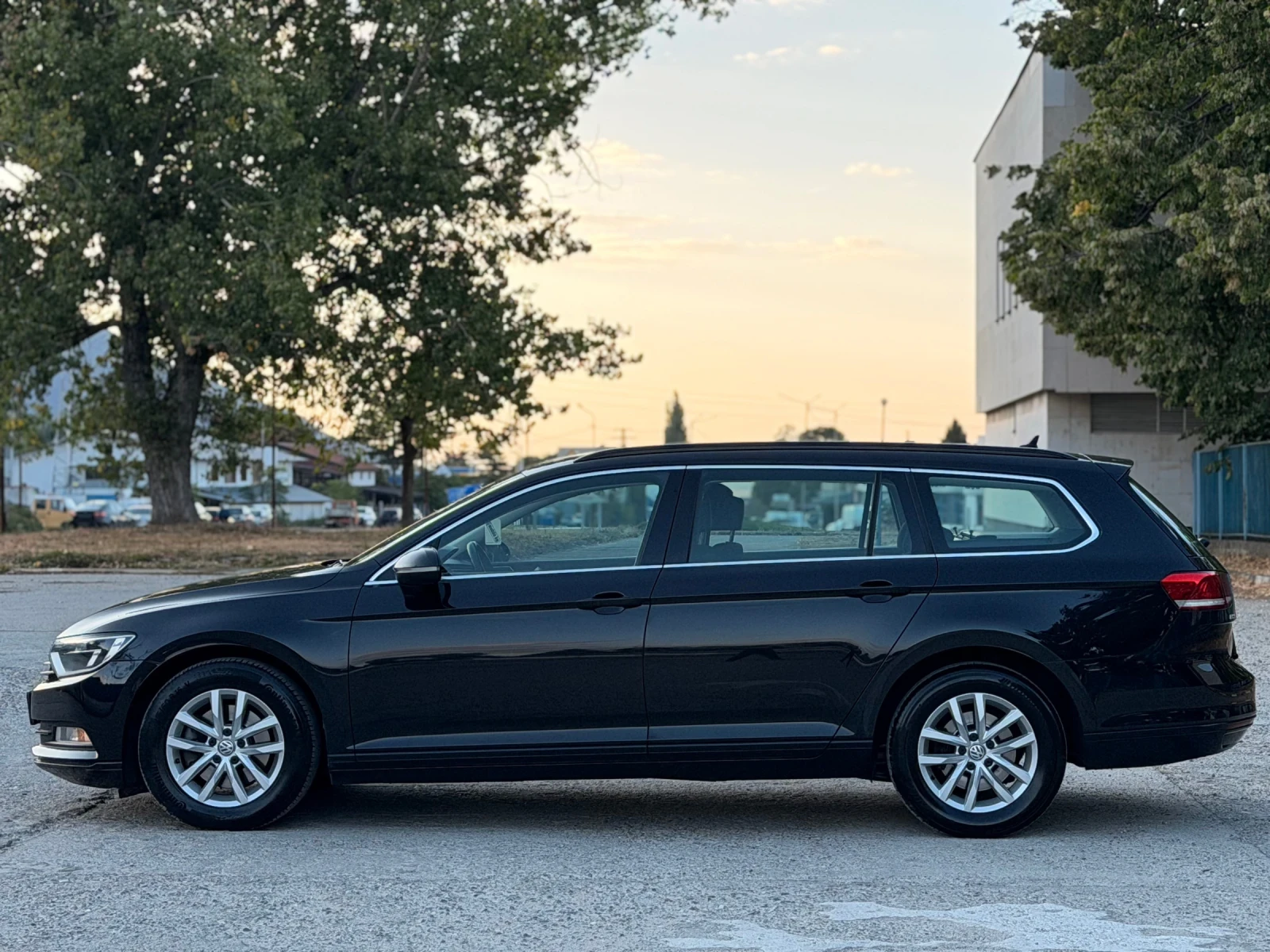 VW Passat 2.0TDI/ДИСТРОНИК/АВТОМАТ, снимка 2 - Автомобили и джипове - 56353130