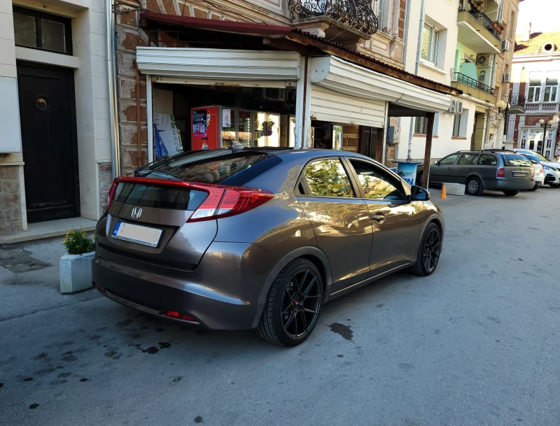 Honda Civic 1, 8-vtec sport-Автомат, снимка 2 - Автомобили и джипове - 47395348