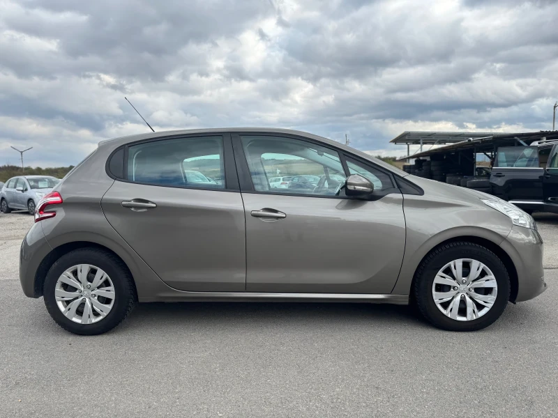 Peugeot 208 1.2i 76 000km, снимка 4 - Автомобили и джипове - 47557935