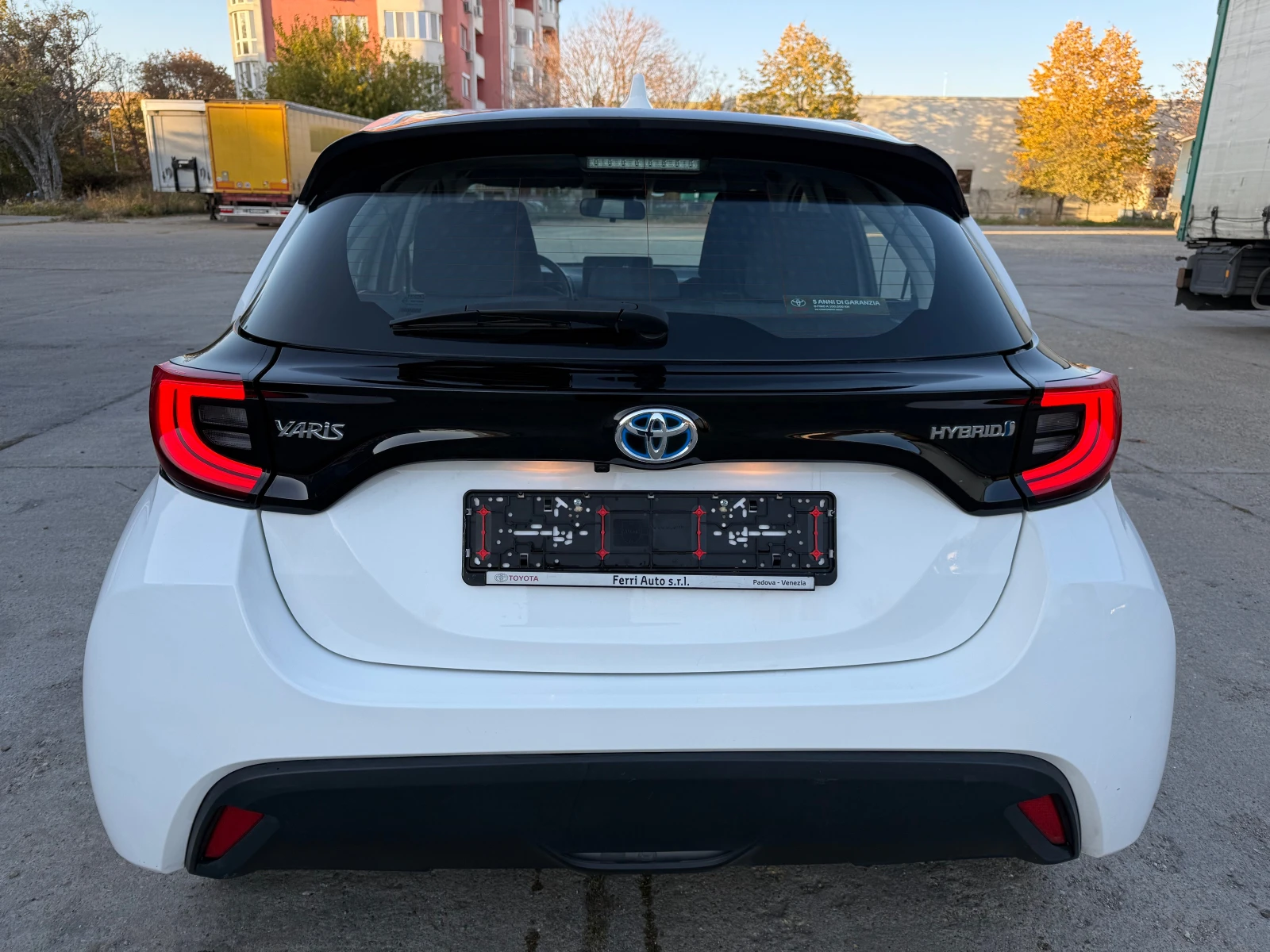 Toyota Yaris 1.5 Hybrid  - изображение 8