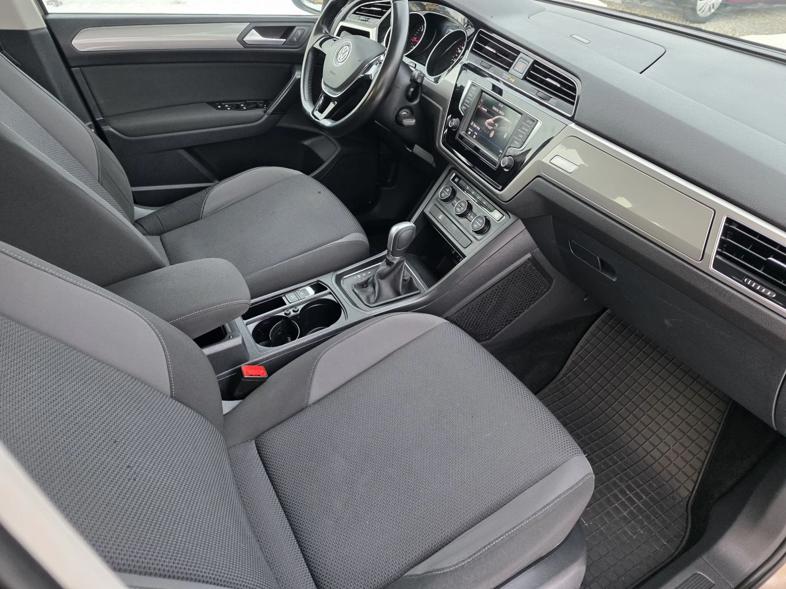 VW Touran 1.6tdi 115k.c DSG 6+ 1 места - изображение 10