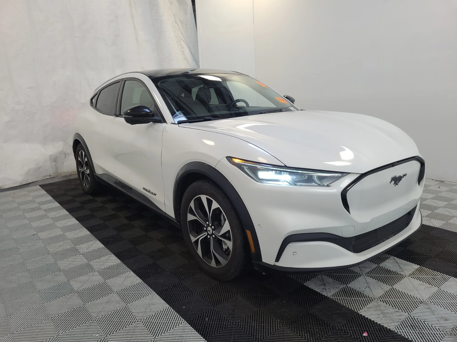 Ford Mustang Mach-E PREMIUM, снимка 2 - Автомобили и джипове - 53761097