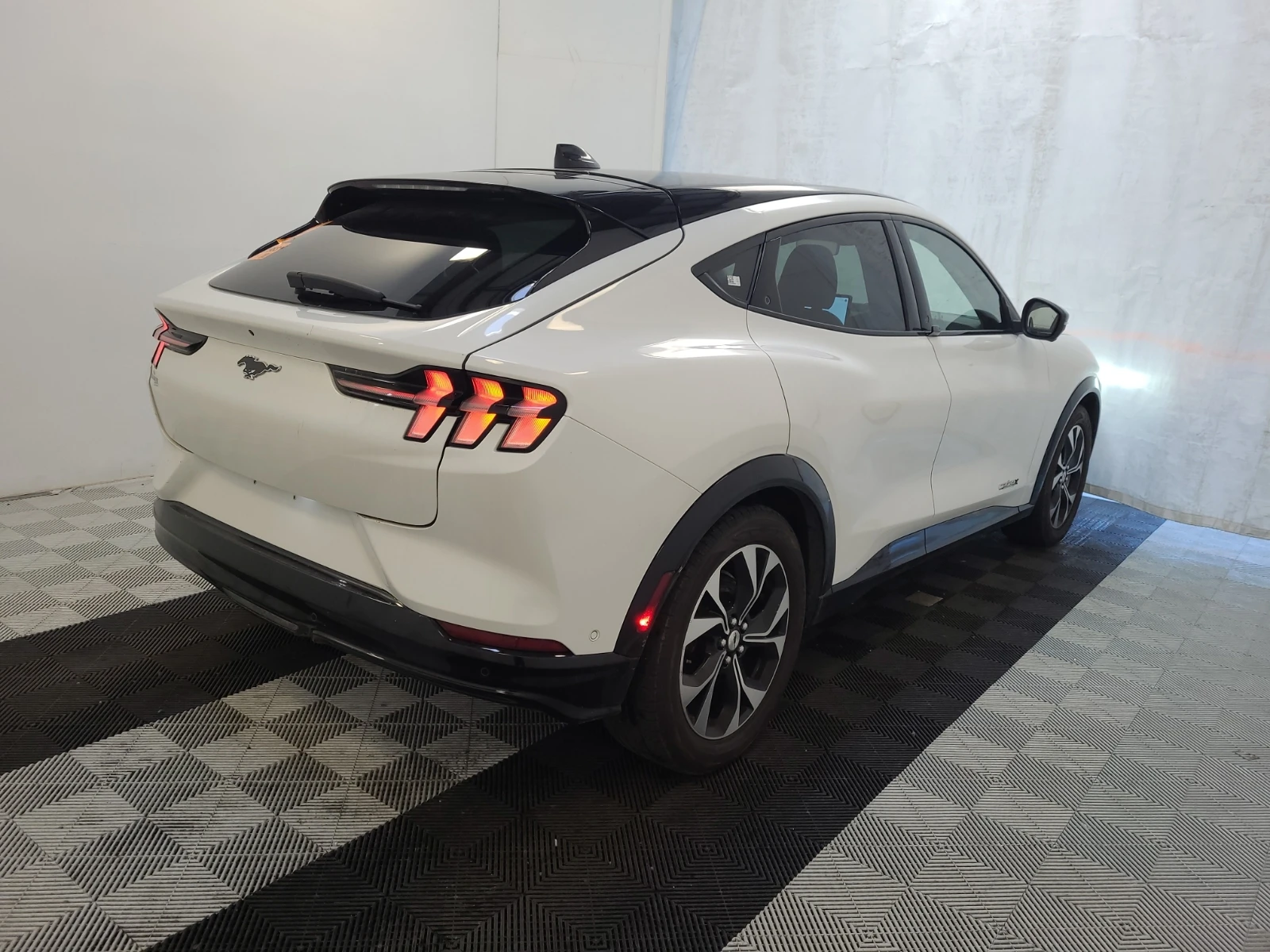 Ford Mustang Mach-E PREMIUM, снимка 3 - Автомобили и джипове - 53761097