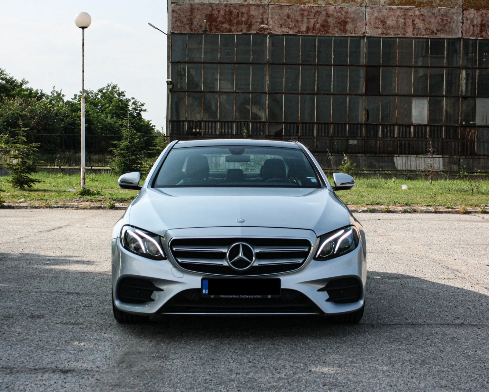 Mercedes-Benz E 300 4 MATIC AMG-LINE / PANORAMA / BURMESTER, снимка 2 - Автомобили и джипове - 54248464