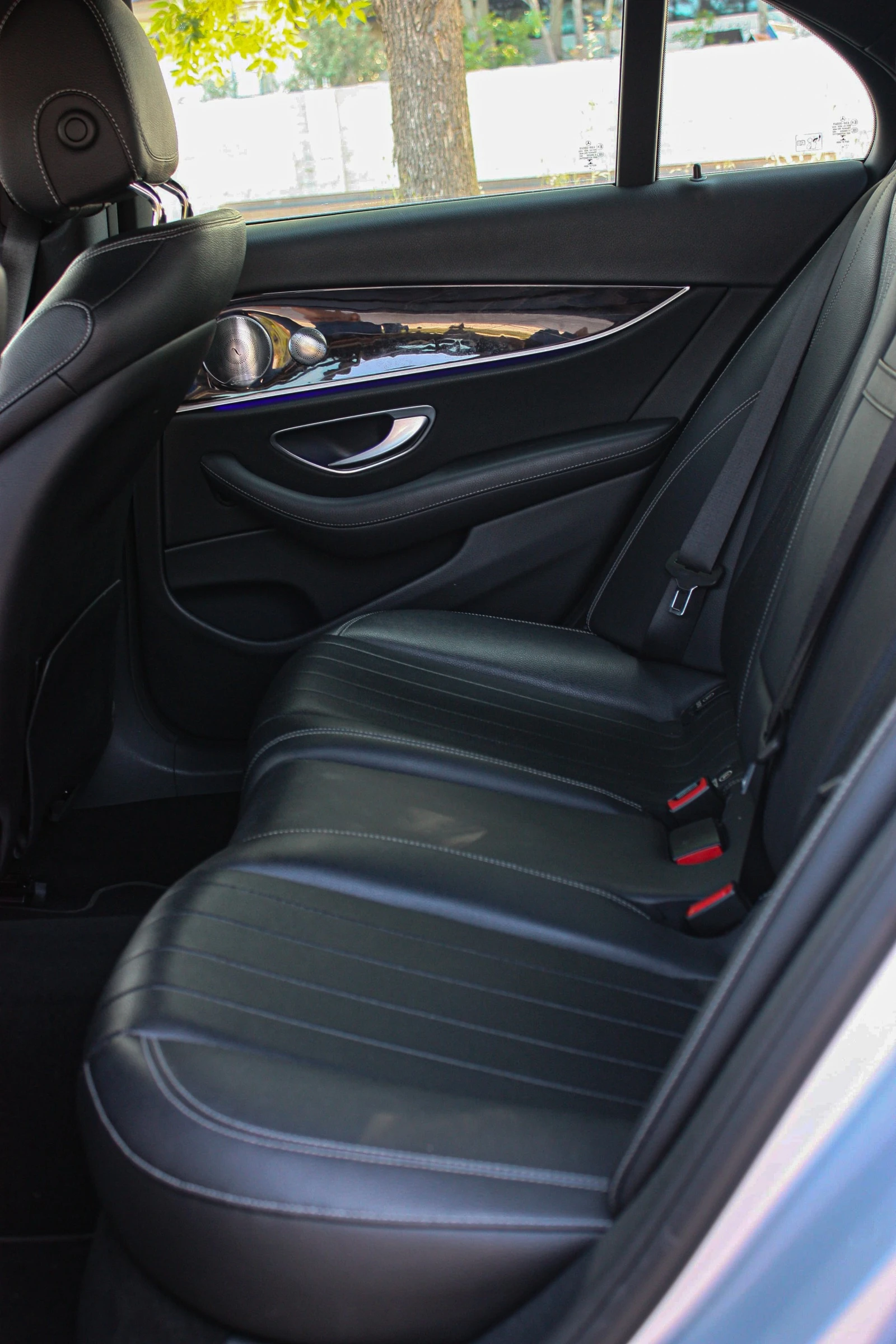 Mercedes-Benz E 300 4 MATIC AMG-LINE / PANORAMA / BURMESTER, снимка 13 - Автомобили и джипове - 54248464