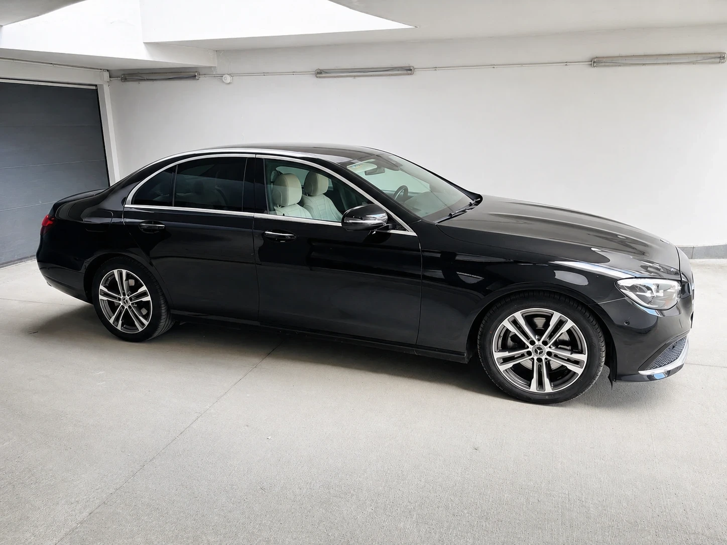 Mercedes-Benz E 220 Проверка в Силвър Стар, снимка 5 - Автомобили и джипове - 54390924