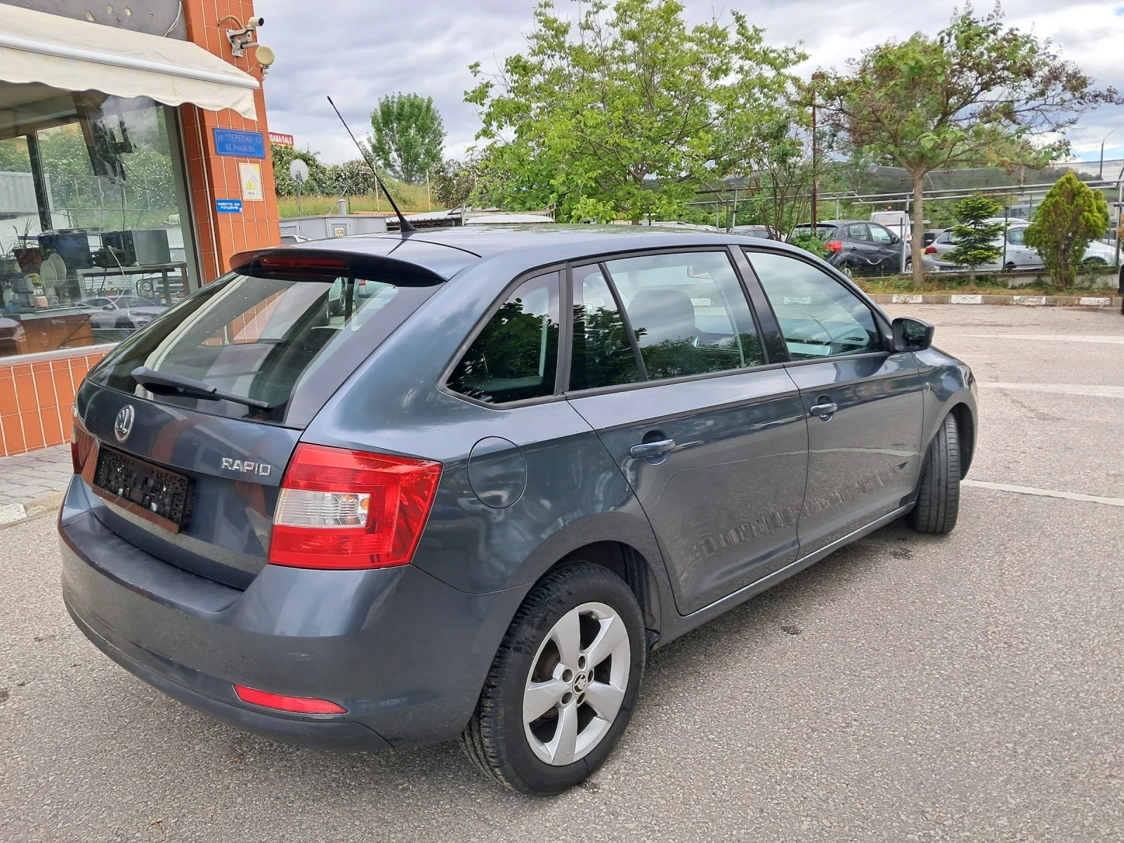 Skoda Rapid 1.6TDI 90 ks, снимка 6 - Автомобили и джипове - 54588443