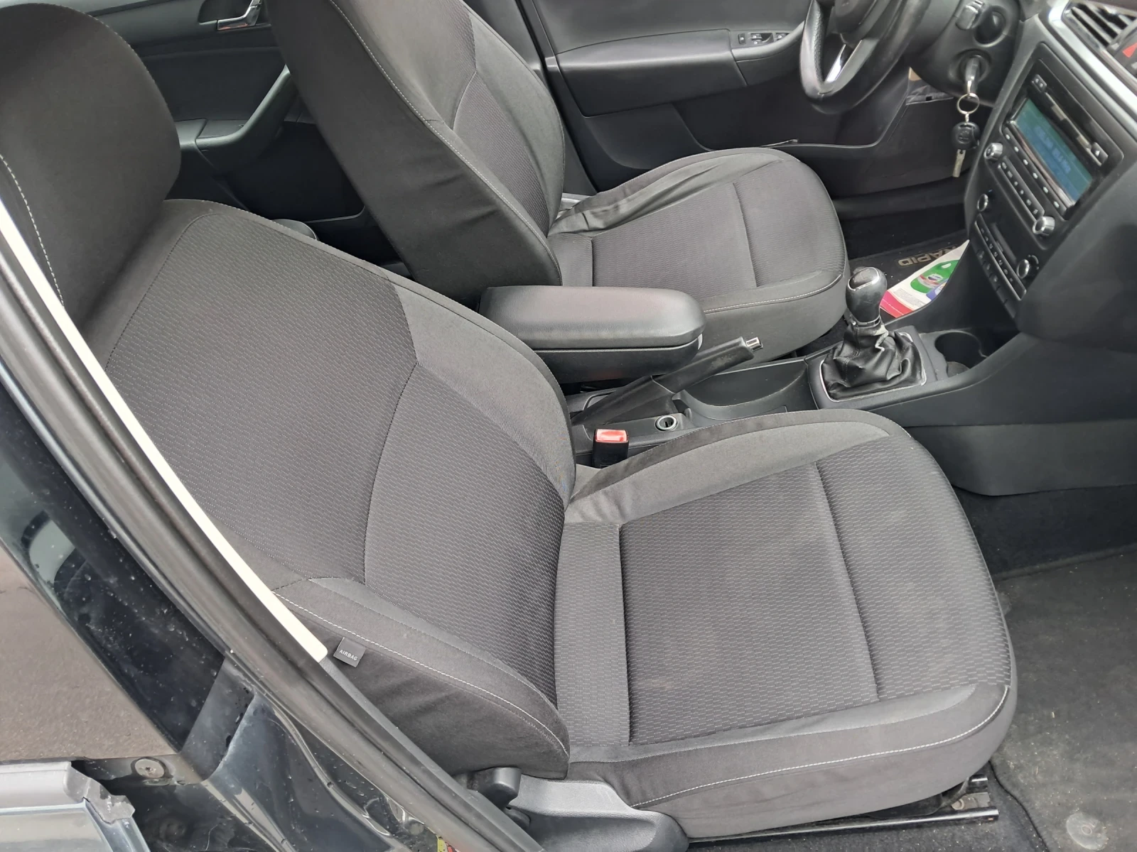 Skoda Rapid 1.6TDI 90 ks, снимка 9 - Автомобили и джипове - 54588443