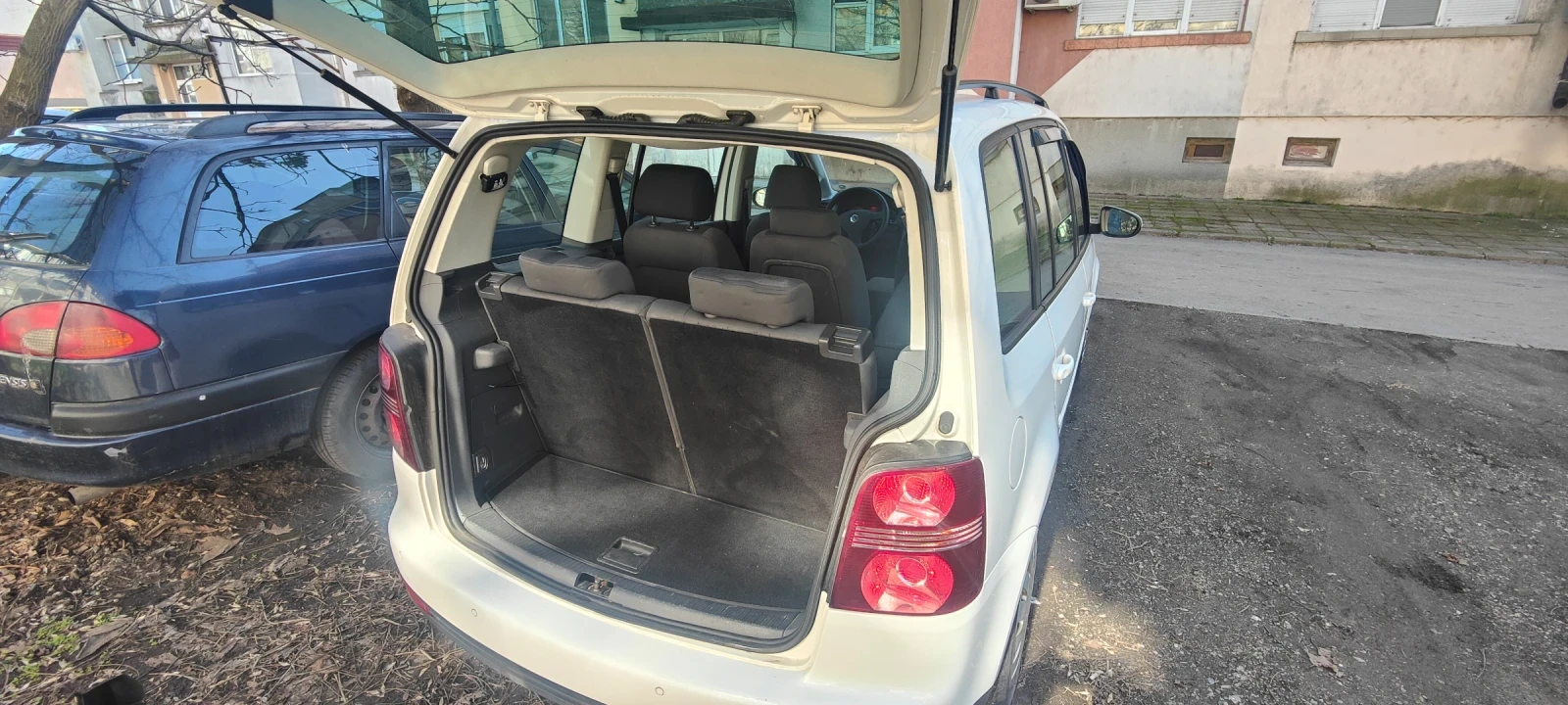 VW Touran, снимка 8 - Автомобили и джипове - 56346236