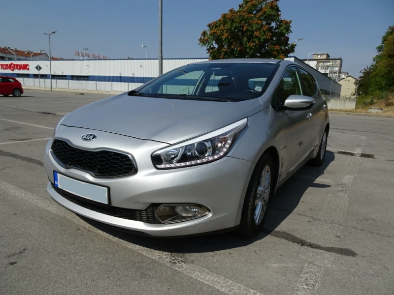 Kia Ceed 1.4i, снимка 4 - Автомобили и джипове - 47872136