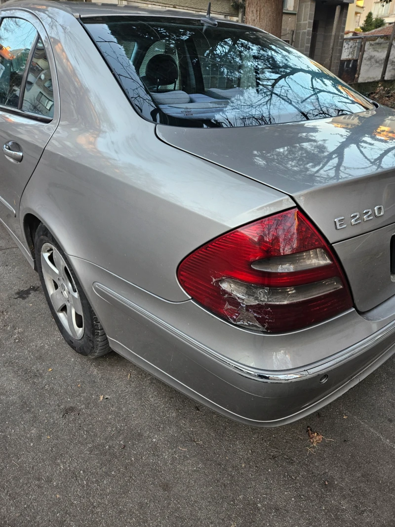 Mercedes-Benz E 220, снимка 5 - Автомобили и джипове - 48574849