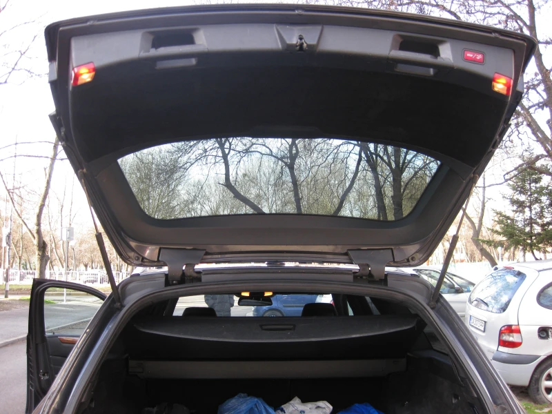 Mercedes-Benz E 200, снимка 10 - Автомобили и джипове - 52979463