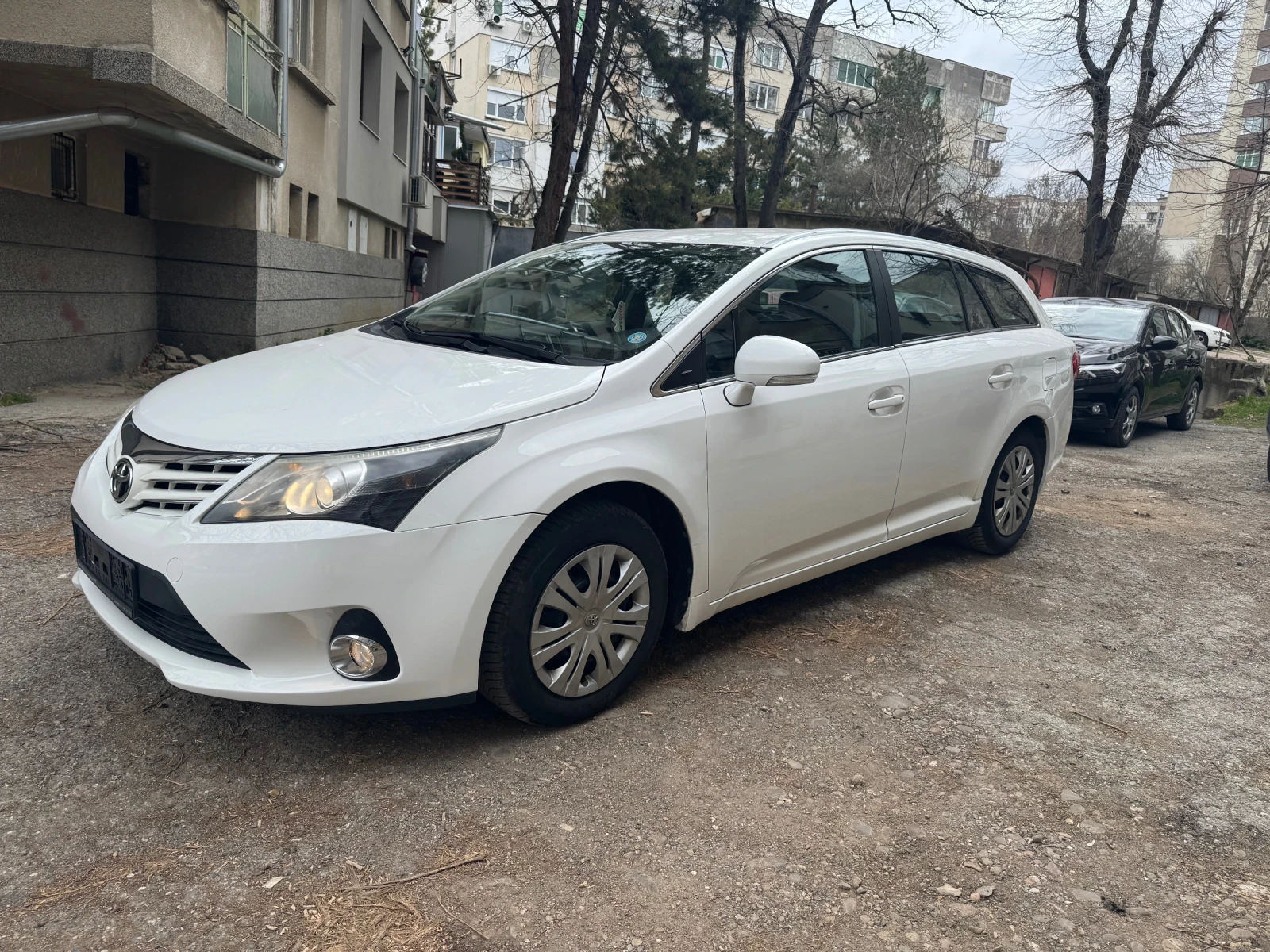 Toyota Avensis 2.0 124кс D-4D, снимка 2 - Автомобили и джипове - 53913688