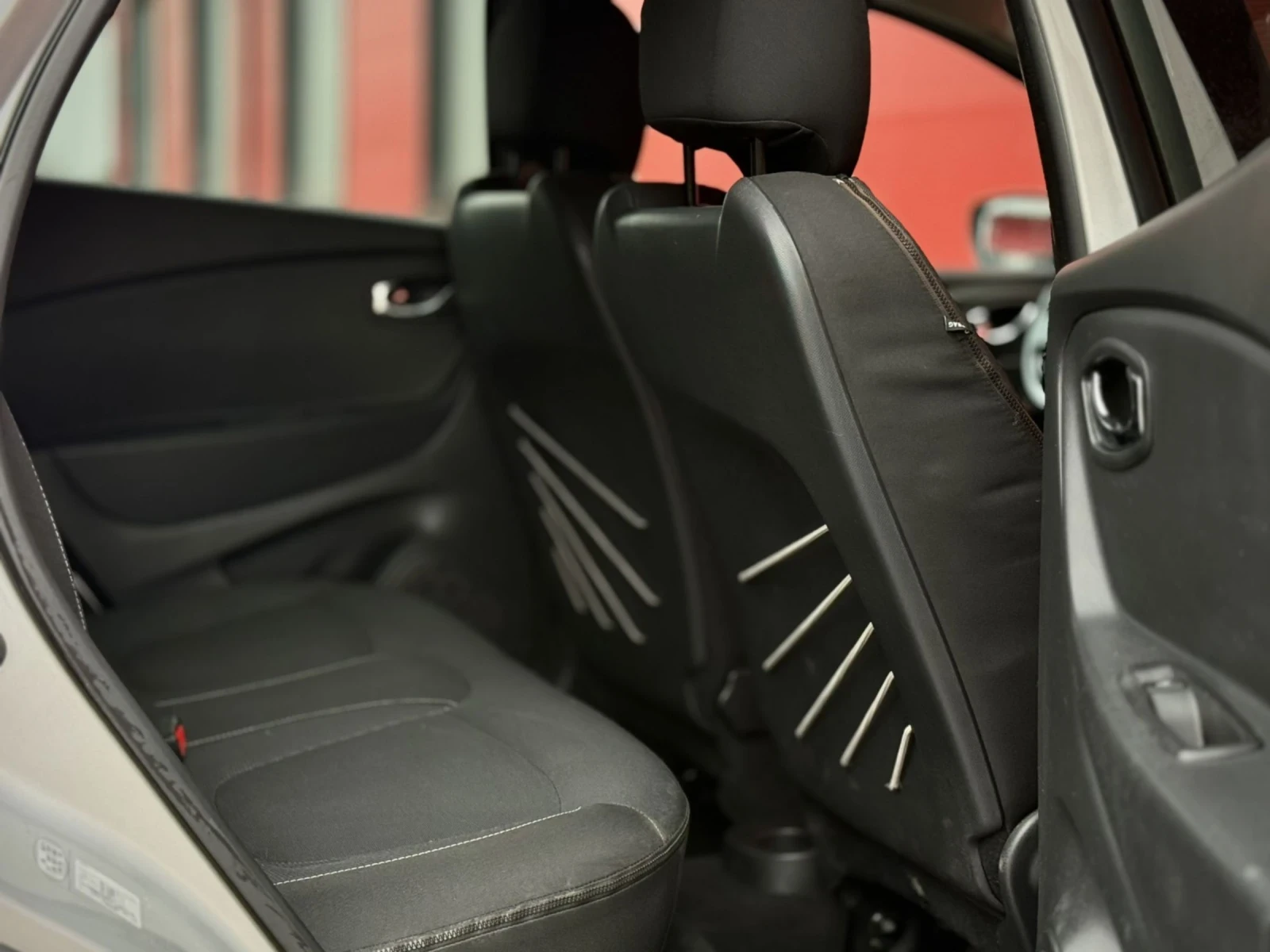 Renault Captur 1.5 DCI, снимка 9 - Автомобили и джипове - 54207952