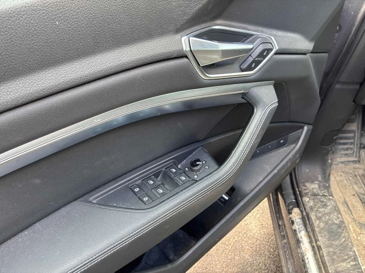 Audi E-Tron Progressiv * ПОДГРЕВ * ШИБИДАХ * ПРЕДСТАВИТЕЛСТВО, снимка 10 - Автомобили и джипове - 54259888