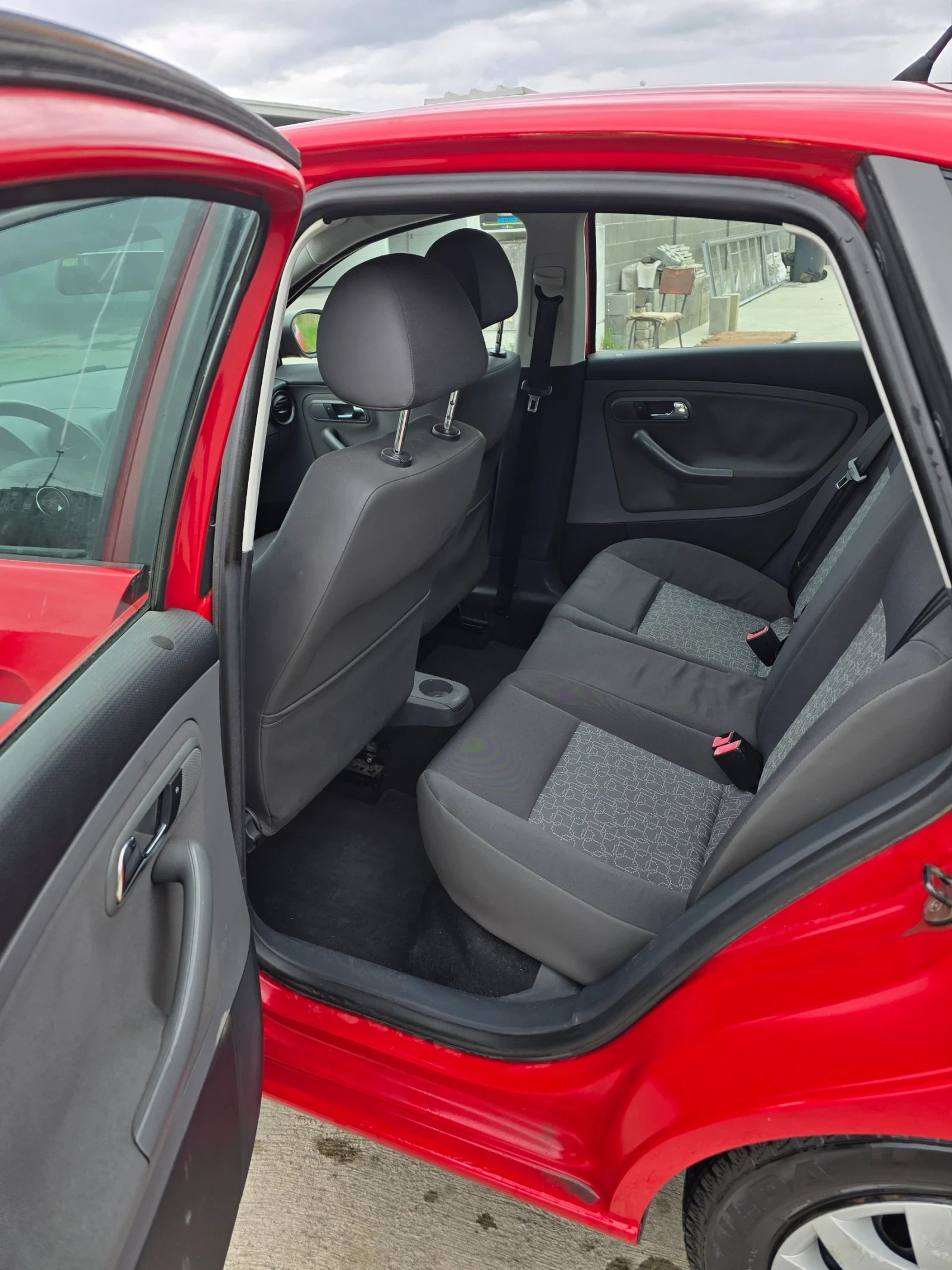 Seat Ibiza 1.4, снимка 7 - Автомобили и джипове - 54396987
